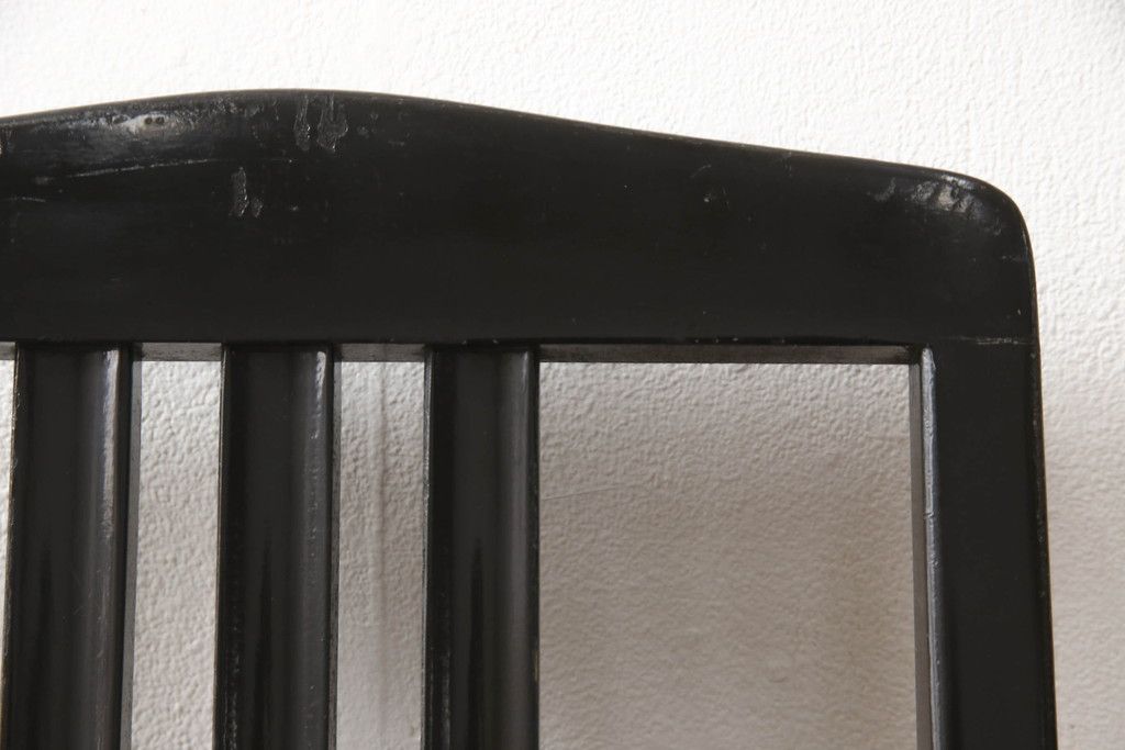 ピアノ椅子を綺麗に再生!高品質リペアを施し、色が剥げたり擦れている個所を再塗装。