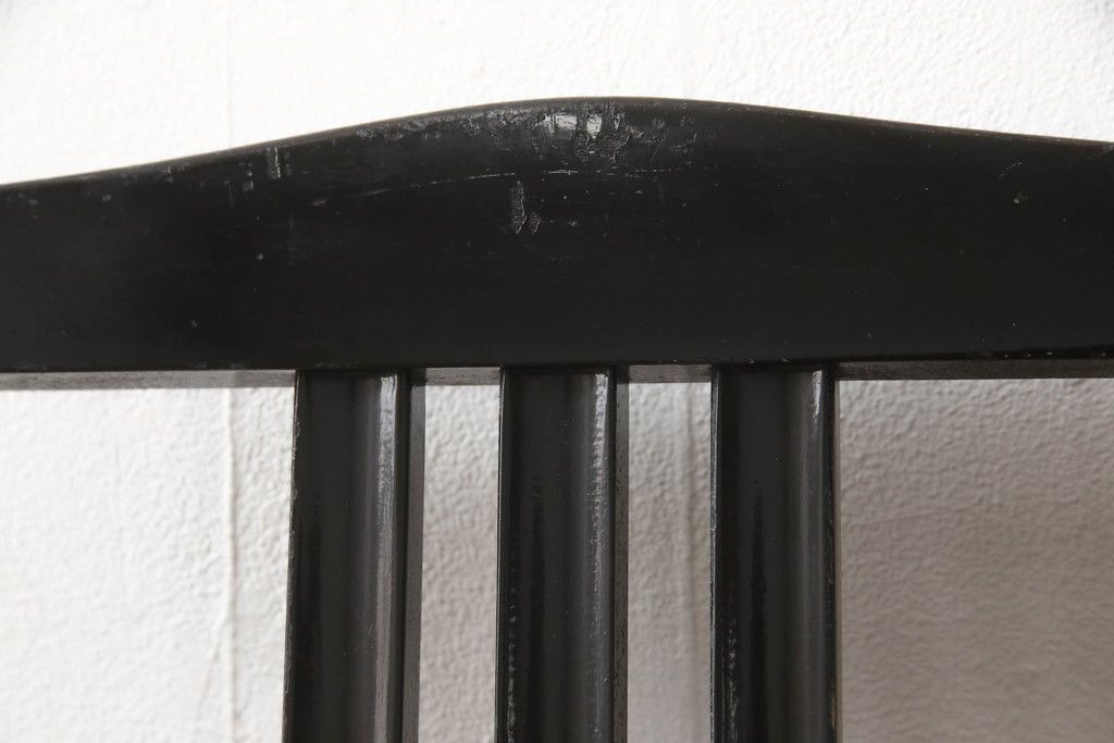 ピアノ椅子を綺麗に再生!高品質リペアを施し、色が剥げたり擦れている個所を再塗装。