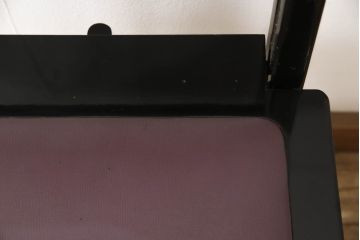 ピアノ椅子を綺麗に再生!高品質リペアを施し、色が剥げたり擦れている個所を再塗装。