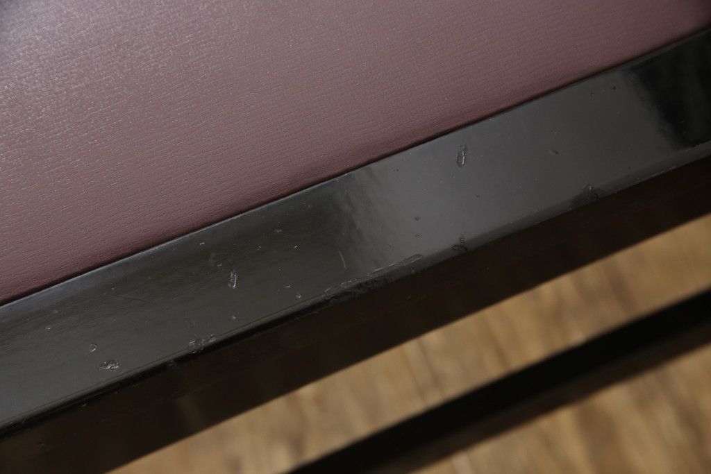 ピアノ椅子を綺麗に再生!高品質リペアを施し、色が剥げたり擦れている個所を再塗装。