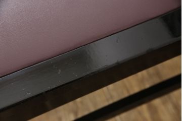 ピアノ椅子を綺麗に再生!高品質リペアを施し、色が剥げたり擦れている個所を再塗装。