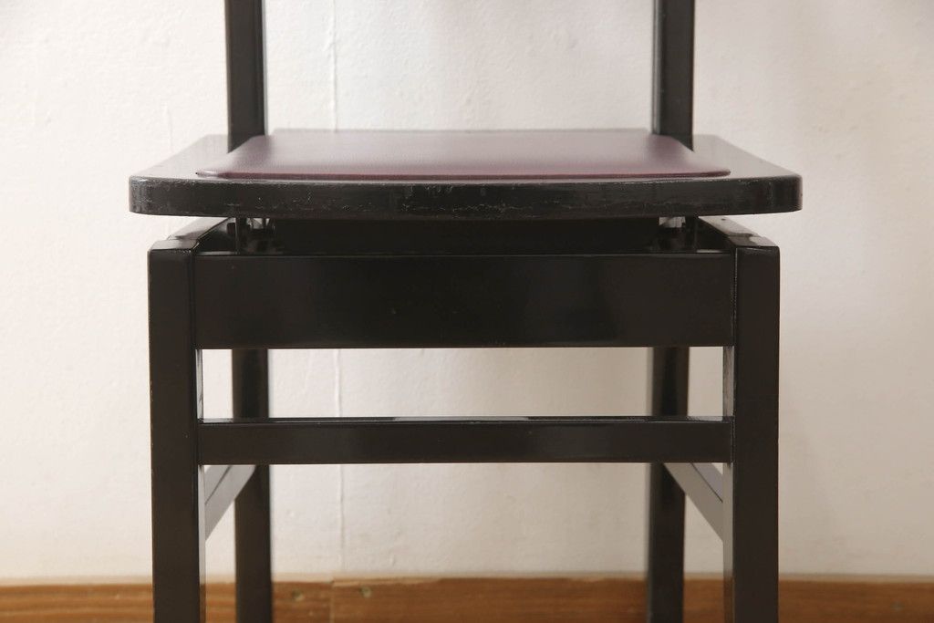 ピアノ椅子を綺麗に再生!高品質リペアを施し、色が剥げたり擦れている個所を再塗装。