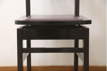 ピアノ椅子を綺麗に再生!高品質リペアを施し、色が剥げたり擦れている個所を再塗装。