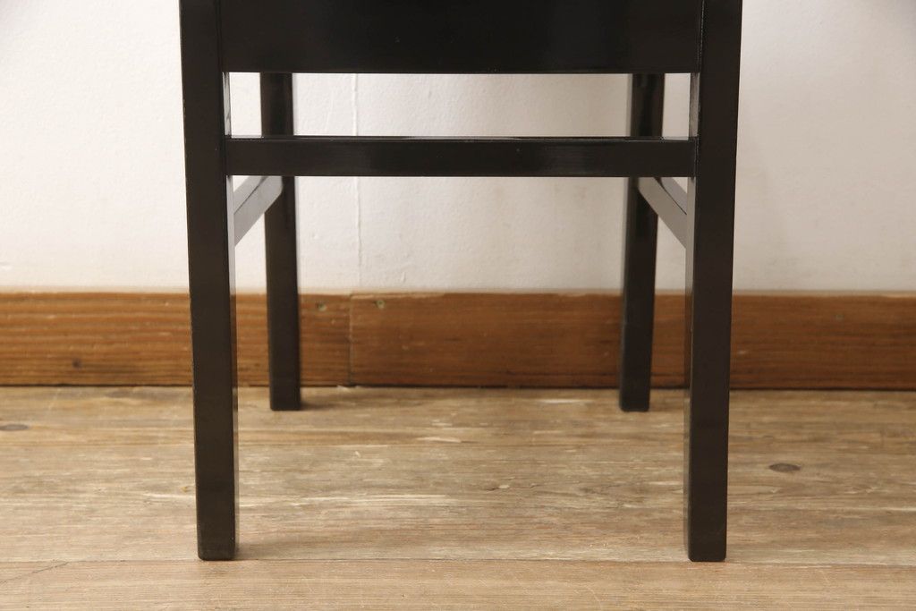 ピアノ椅子を綺麗に再生!高品質リペアを施し、色が剥げたり擦れている個所を再塗装。