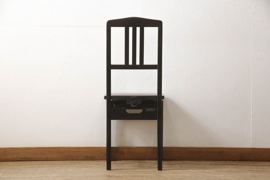 ピアノ椅子を綺麗に再生!高品質リペアを施し、色が剥げたり擦れている個所を再塗装。