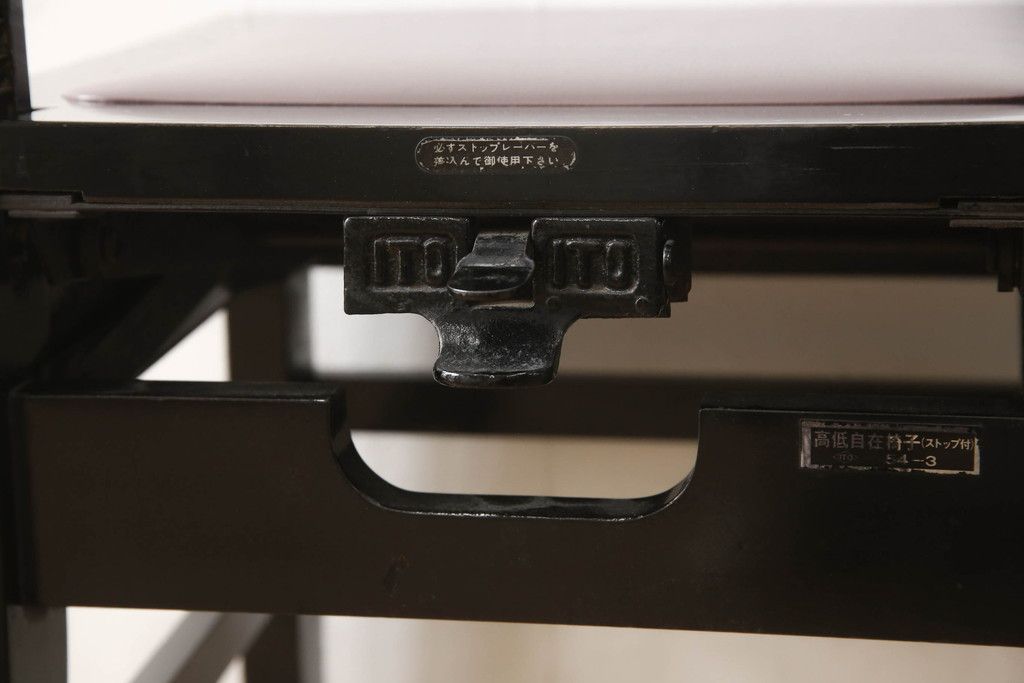 ピアノ椅子を綺麗に再生!高品質リペアを施し、色が剥げたり擦れている個所を再塗装。