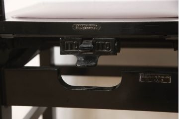 ピアノ椅子を綺麗に再生!高品質リペアを施し、色が剥げたり擦れている個所を再塗装。