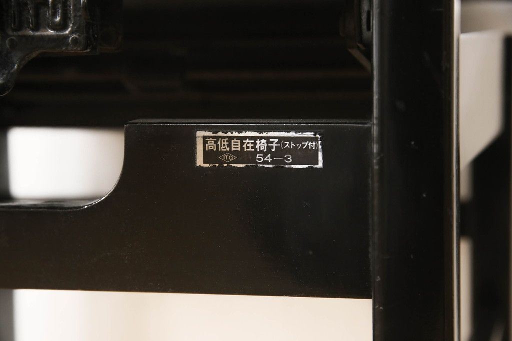 ピアノ椅子を綺麗に再生!高品質リペアを施し、色が剥げたり擦れている個所を再塗装。