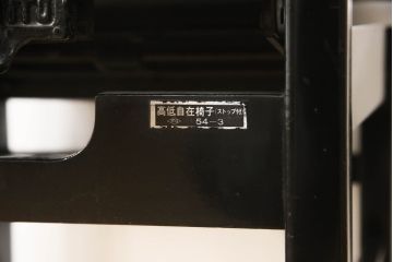 ピアノ椅子を綺麗に再生!高品質リペアを施し、色が剥げたり擦れている個所を再塗装。