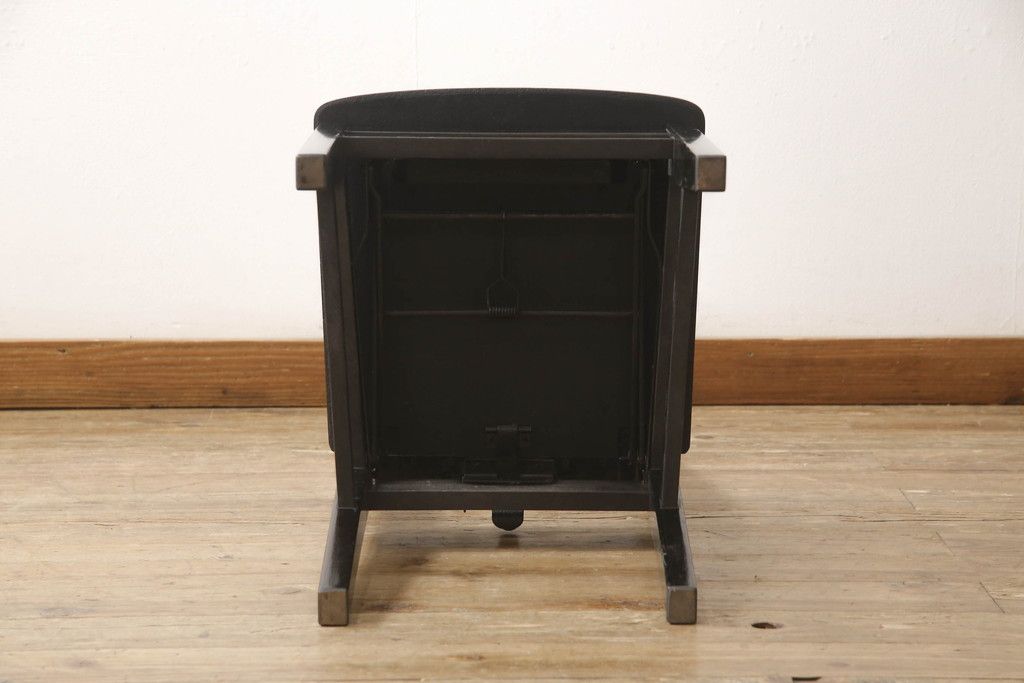 ピアノ椅子を綺麗に再生!高品質リペアを施し、色が剥げたり擦れている個所を再塗装。