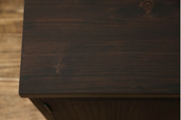 3段重ね桐箪笥の上段をテレビ台にリメイク!高さを調整し、観音扉の取っ手金具を交換。既存の衣装盆1枚を棚板に加工し、ヒノキ材の天板を取り付け。チェスナット系で着色。