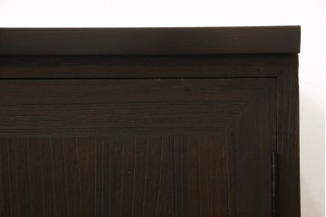 3段重ね桐箪笥の上段をテレビ台にリメイク!高さを調整し、観音扉の取っ手金具を交換。既存の衣装盆1枚を棚板に加工し、ヒノキ材の天板を取り付け。チェスナット系で着色。