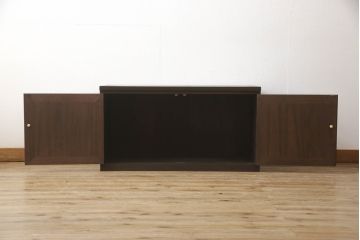 桐箪笥をテレビ台にリメイク!棚板と引き出しを撤去し高さも調整。引き戸は観音開き扉へ変更し、扉の取っ手と天板の取り付け。チェスナット系の落ち着いた色に着色仕上げ。