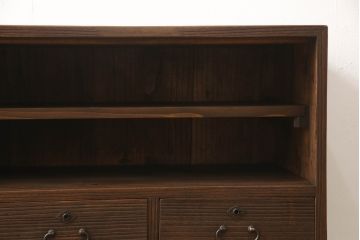 桐箪笥をローボードにリメイク!引き戸にクリアガラスをはめ込み、引手を取り付け。既存の棚板を撤去し新たな棚下を製作、脚を取り付け。オーク系に着色して仕上げ。