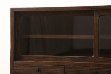 桐箪笥をローボードにリメイク!引き戸にクリアガラスをはめ込み、引手を取り付け。既存の棚板を撤去し新たな棚下を製作、脚を取り付け。オーク系に着色して仕上げ。