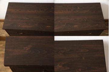 3段重ね桐箪笥をローボードと2つのチェストにリメイク!上段の引き戸に組子ガラスを取り付け、天板と脚を付けオーク系で着色。中段には台輪を取り付け。中段、下段はそれぞれ天板を取り付けチェス系で着色。