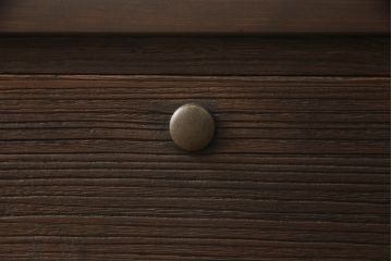 3段重ね桐箪笥をローボードと2つのチェストにリメイク!上段の引き戸に組子ガラスを取り付け、天板と脚を付けオーク系で着色。中段には台輪を取り付け。中段、下段はそれぞれ天板を取り付けチェス系で着色。