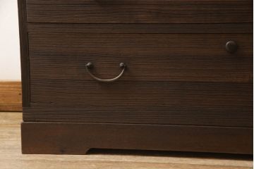3段重ね桐箪笥をローボードと2つのチェストにリメイク!上段の引き戸に組子ガラスを取り付け、天板と脚を付けオーク系で着色。中段には台輪を取り付け。中段、下段はそれぞれ天板を取り付けチェス系で着色。