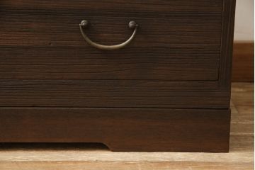 3段重ね桐箪笥をローボードと2つのチェストにリメイク!上段の引き戸に組子ガラスを取り付け、天板と脚を付けオーク系で着色。中段には台輪を取り付け。中段、下段はそれぞれ天板を取り付けチェス系で着色。