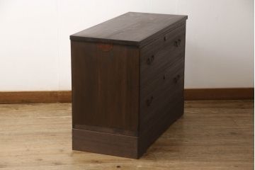 3段重ね桐箪笥をローボードと2つのチェストにリメイク!上段の引き戸に組子ガラスを取り付け、天板と脚を付けオーク系で着色。中段には台輪を取り付け。中段、下段はそれぞれ天板を取り付けチェス系で着色。