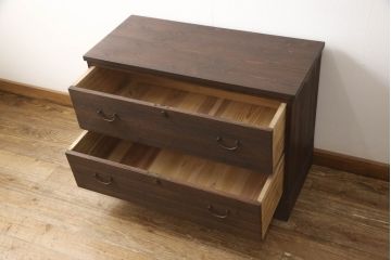 3段重ね桐箪笥をローボードと2つのチェストにリメイク!上段の引き戸に組子ガラスを取り付け、天板と脚を付けオーク系で着色。中段には台輪を取り付け。中段、下段はそれぞれ天板を取り付けチェス系で着色。