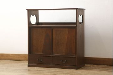 収納棚を綺麗に再生!高品質リペアを施し、既存の棚を撤去、新たに棚板を制作。ワントーン落ち着いた色に着色仕上げ。