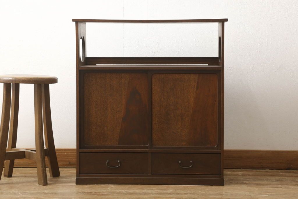 収納棚を綺麗に再生!高品質リペアを施し、既存の棚を撤去、新たに棚板を制作。ワントーン落ち着いた色に着色仕上げ。