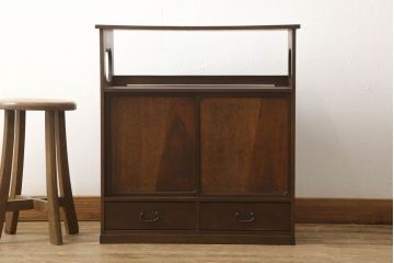 収納棚を綺麗に再生!高品質リペアを施し、既存の棚を撤去、新たに棚板を制作。ワントーン落ち着いた色に着色仕上げ。