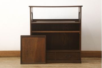 収納棚を綺麗に再生!高品質リペアを施し、既存の棚を撤去、新たに棚板を制作。ワントーン落ち着いた色に着色仕上げ。