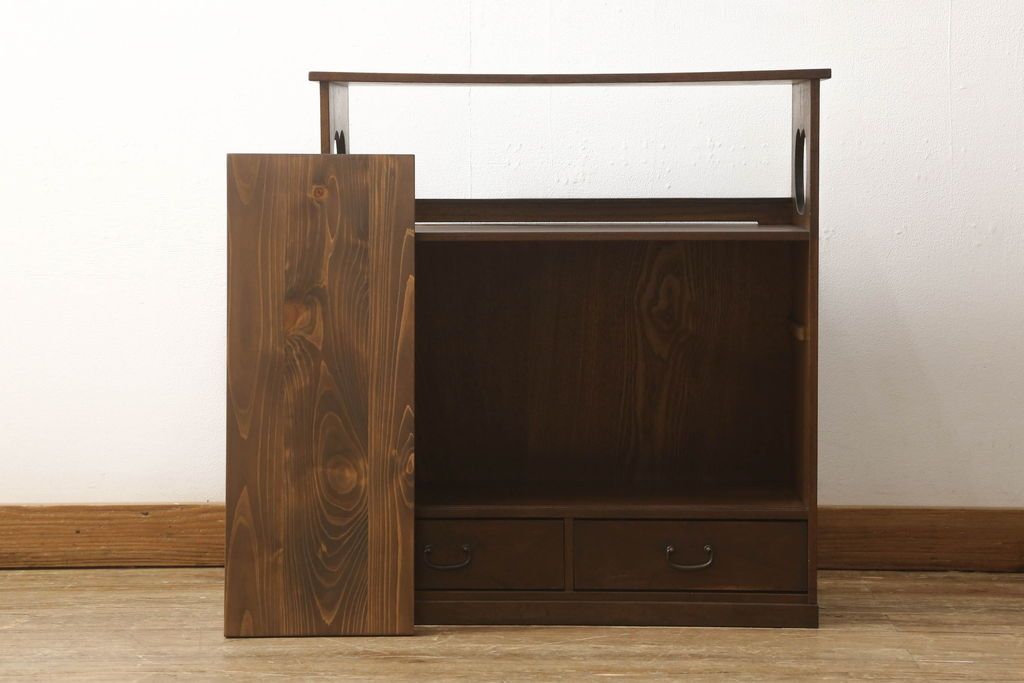 収納棚を綺麗に再生!高品質リペアを施し、既存の棚を撤去、新たに棚板を制作。ワントーン落ち着いた色に着色仕上げ。