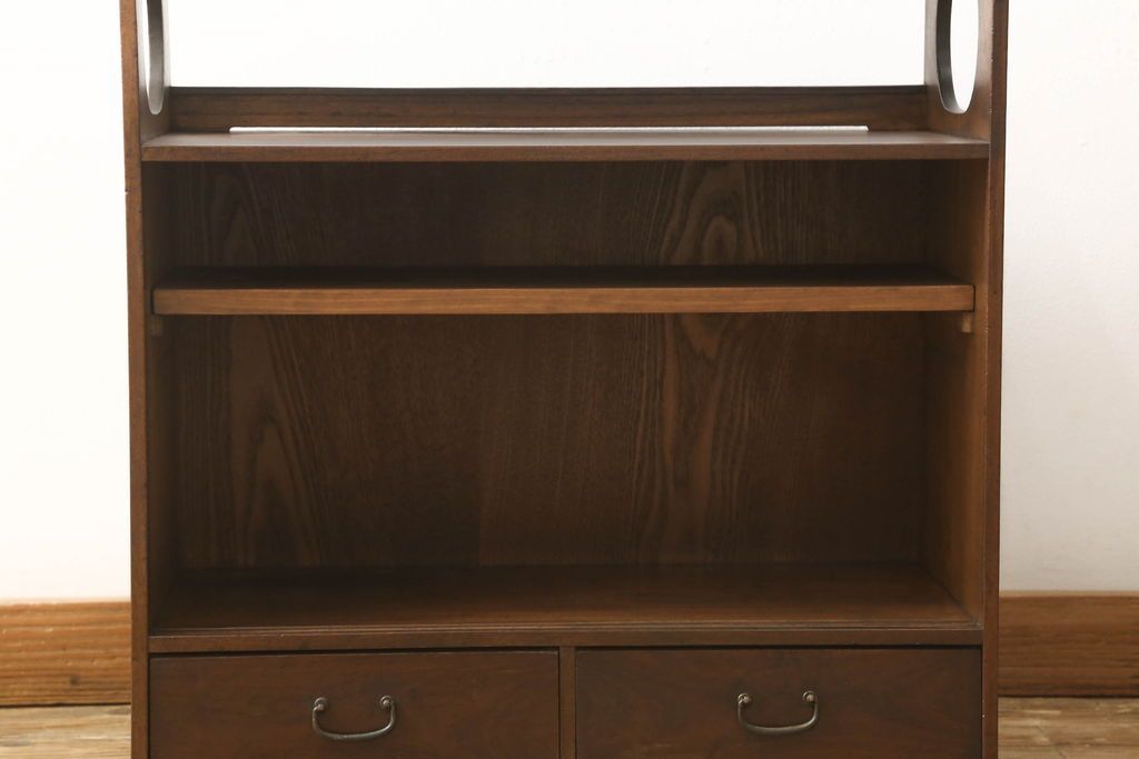 収納棚を綺麗に再生!高品質リペアを施し、既存の棚を撤去、新たに棚板を制作。ワントーン落ち着いた色に着色仕上げ。