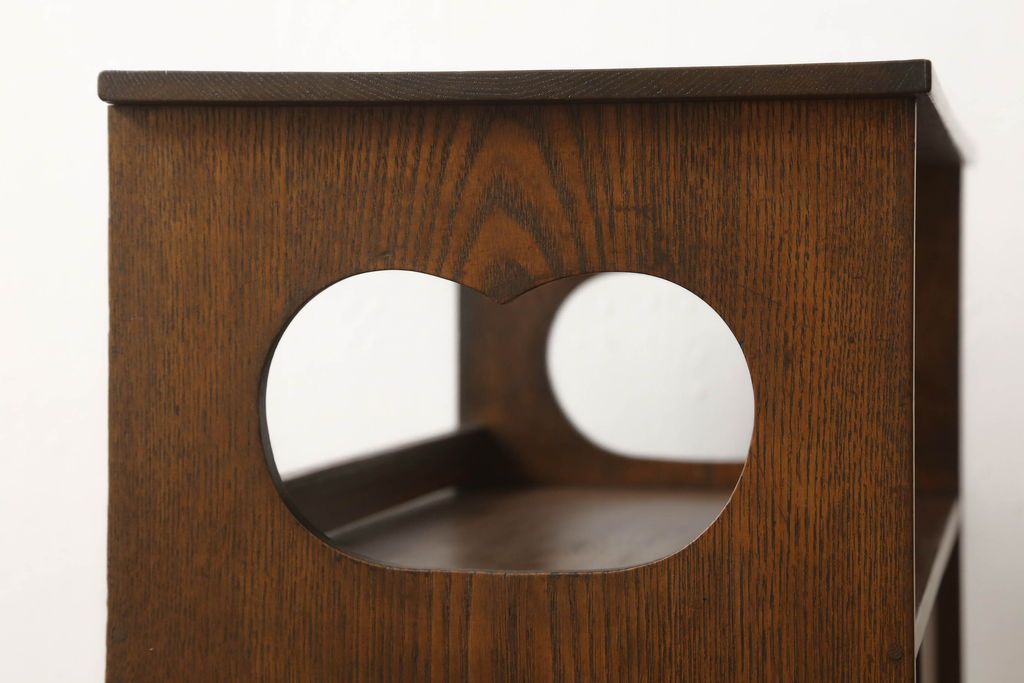 収納棚を綺麗に再生!高品質リペアを施し、既存の棚を撤去、新たに棚板を制作。ワントーン落ち着いた色に着色仕上げ。