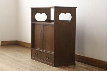 収納棚を綺麗に再生!高品質リペアを施し、既存の棚を撤去、新たに棚板を制作。ワントーン落ち着いた色に着色仕上げ。