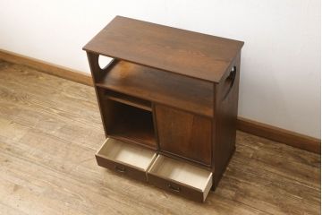 収納棚を綺麗に再生!高品質リペアを施し、既存の棚を撤去、新たに棚板を制作。ワントーン落ち着いた色に着色仕上げ。