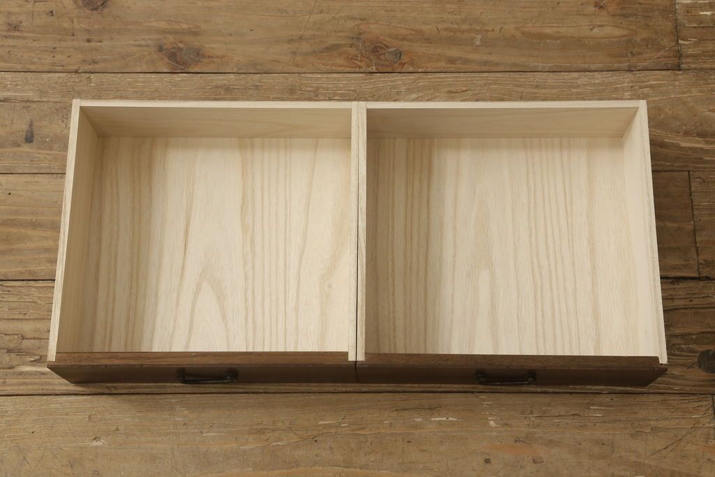 収納棚を綺麗に再生!高品質リペアを施し、既存の棚を撤去、新たに棚板を制作。ワントーン落ち着いた色に着色仕上げ。