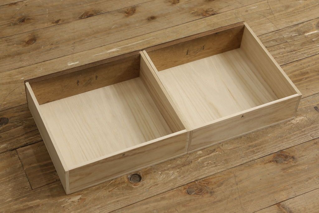 収納棚を綺麗に再生!高品質リペアを施し、既存の棚を撤去、新たに棚板を制作。ワントーン落ち着いた色に着色仕上げ。