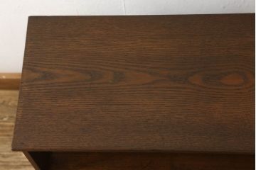 収納棚を綺麗に再生!高品質リペアを施し、既存の棚を撤去、新たに棚板を制作。ワントーン落ち着いた色に着色仕上げ。