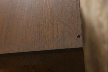 収納棚を綺麗に再生!高品質リペアを施し、既存の棚を撤去、新たに棚板を制作。ワントーン落ち着いた色に着色仕上げ。