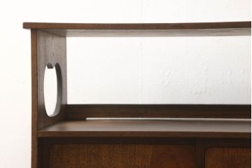 収納棚を綺麗に再生!高品質リペアを施し、既存の棚を撤去、新たに棚板を制作。ワントーン落ち着いた色に着色仕上げ。