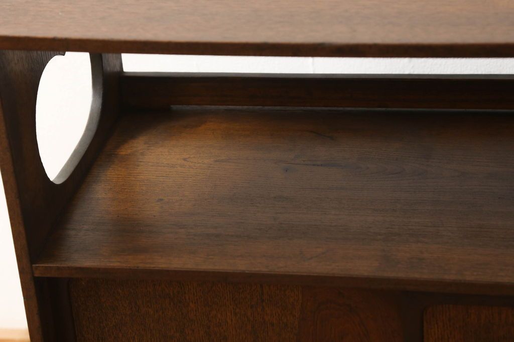 収納棚を綺麗に再生!高品質リペアを施し、既存の棚を撤去、新たに棚板を制作。ワントーン落ち着いた色に着色仕上げ。