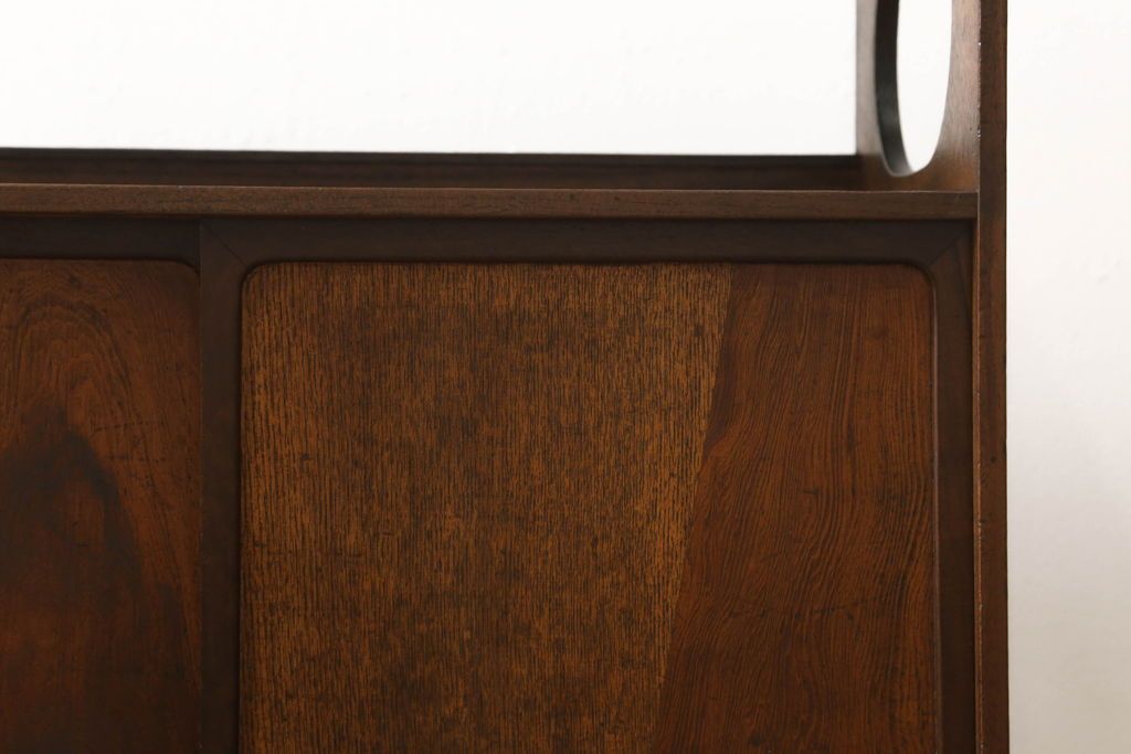 収納棚を綺麗に再生!高品質リペアを施し、既存の棚を撤去、新たに棚板を制作。ワントーン落ち着いた色に着色仕上げ。