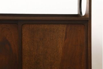 収納棚を綺麗に再生!高品質リペアを施し、既存の棚を撤去、新たに棚板を制作。ワントーン落ち着いた色に着色仕上げ。