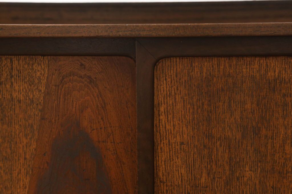 収納棚を綺麗に再生!高品質リペアを施し、既存の棚を撤去、新たに棚板を制作。ワントーン落ち着いた色に着色仕上げ。