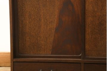 収納棚を綺麗に再生!高品質リペアを施し、既存の棚を撤去、新たに棚板を制作。ワントーン落ち着いた色に着色仕上げ。