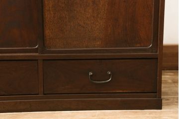 収納棚を綺麗に再生!高品質リペアを施し、既存の棚を撤去、新たに棚板を制作。ワントーン落ち着いた色に着色仕上げ。