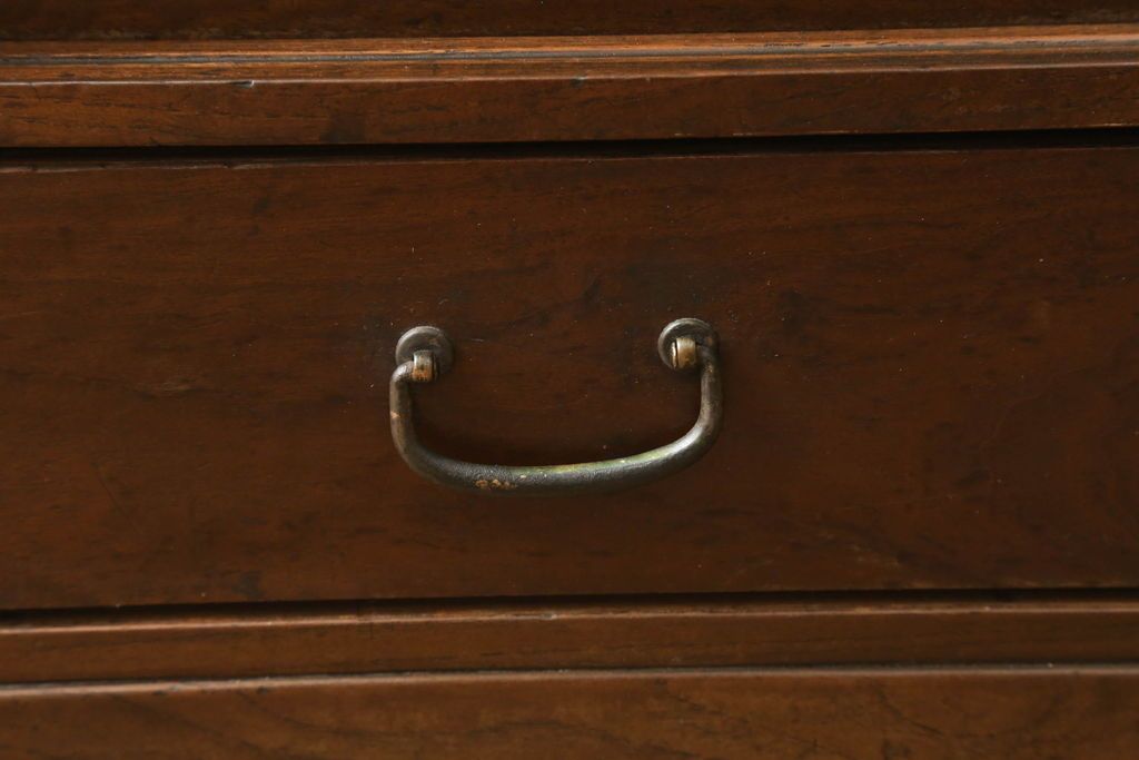 収納棚を綺麗に再生!高品質リペアを施し、既存の棚を撤去、新たに棚板を制作。ワントーン落ち着いた色に着色仕上げ。