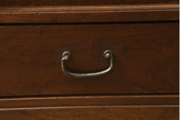 収納棚を綺麗に再生!高品質リペアを施し、既存の棚を撤去、新たに棚板を制作。ワントーン落ち着いた色に着色仕上げ。