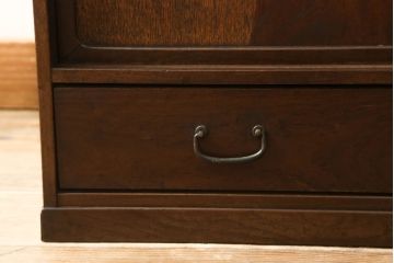 収納棚を綺麗に再生!高品質リペアを施し、既存の棚を撤去、新たに棚板を制作。ワントーン落ち着いた色に着色仕上げ。