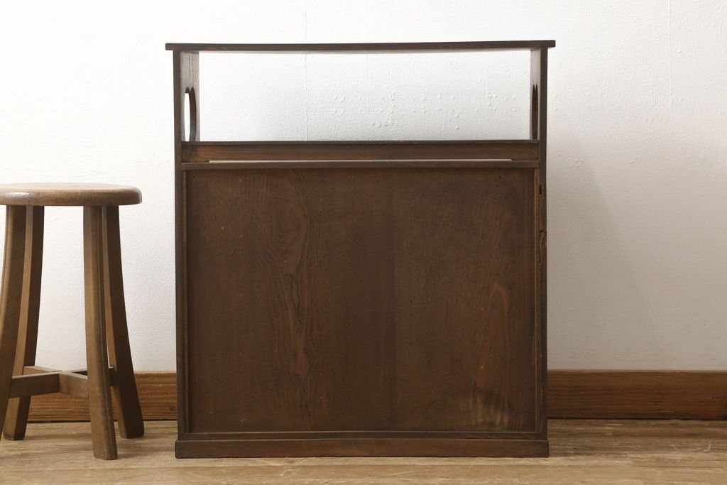 収納棚を綺麗に再生!高品質リペアを施し、既存の棚を撤去、新たに棚板を制作。ワントーン落ち着いた色に着色仕上げ。