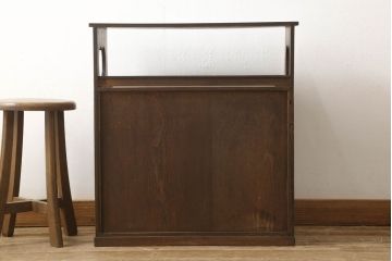 収納棚を綺麗に再生!高品質リペアを施し、既存の棚を撤去、新たに棚板を制作。ワントーン落ち着いた色に着色仕上げ。